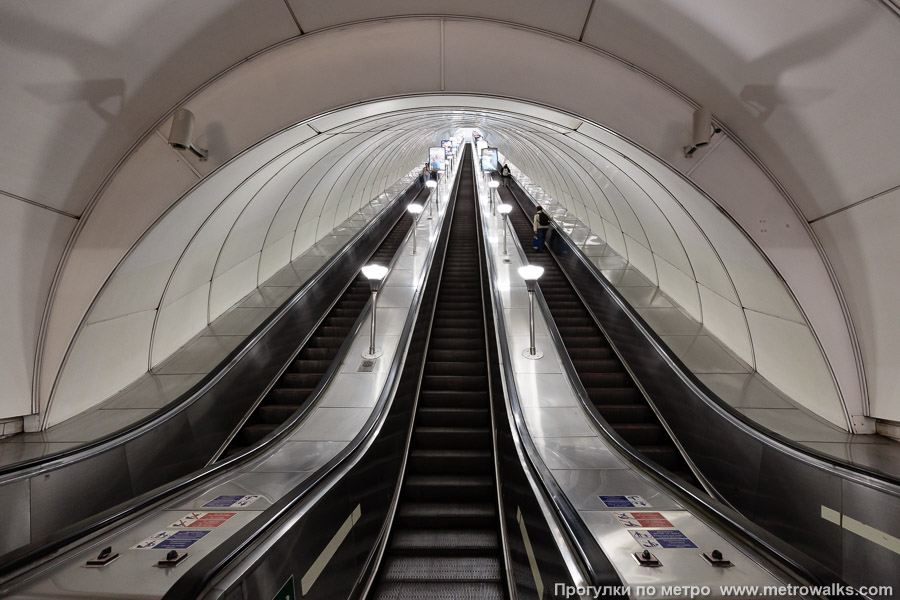 Станция Владимирская (Кировско-Выборгская линия, Санкт-Петербург). Эскалаторы. Исторические светильники и отделка баллюстрады под старину были утрачены при капремонте 2006 – 2008 годов.