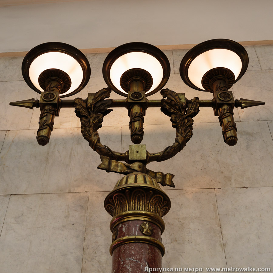 Станция Владимирская (Кировско-Выборгская линия, Санкт-Петербург). Светильник в эскалаторном зале крупным планом.