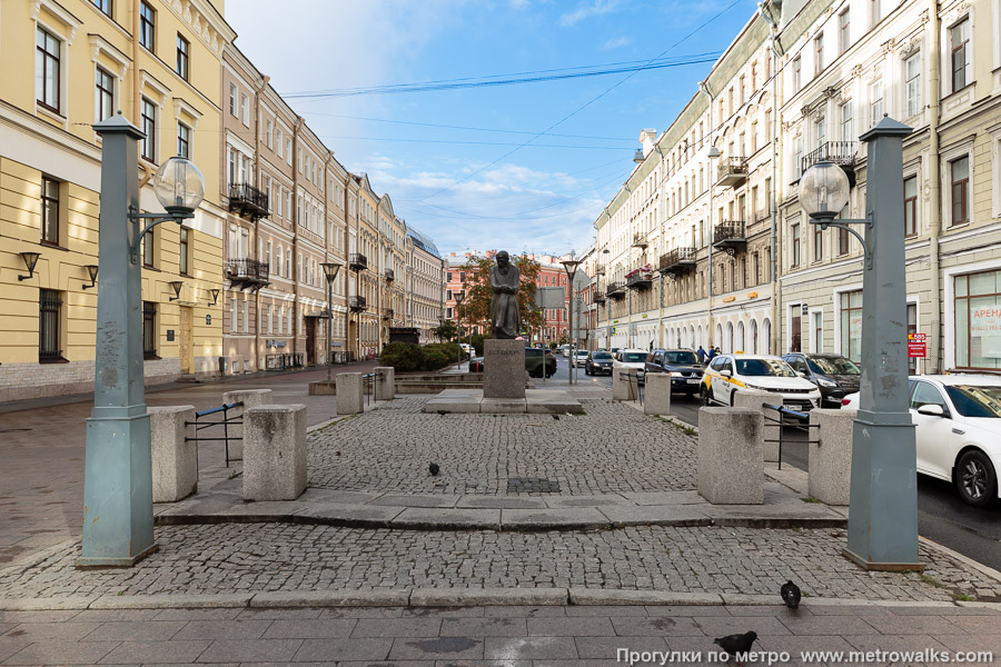 Станция Владимирская (Кировско-Выборгская линия, Санкт-Петербург). Общий вид окрестностей станции. Большая Московская улица и памятник Достоевскому, слева — здание метро.