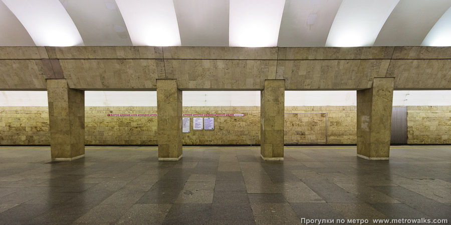 Станция Выборгская (Кировско-Выборгская линия, Санкт-Петербург). Поперечный вид, проходы между колоннами из центрального зала на платформу.