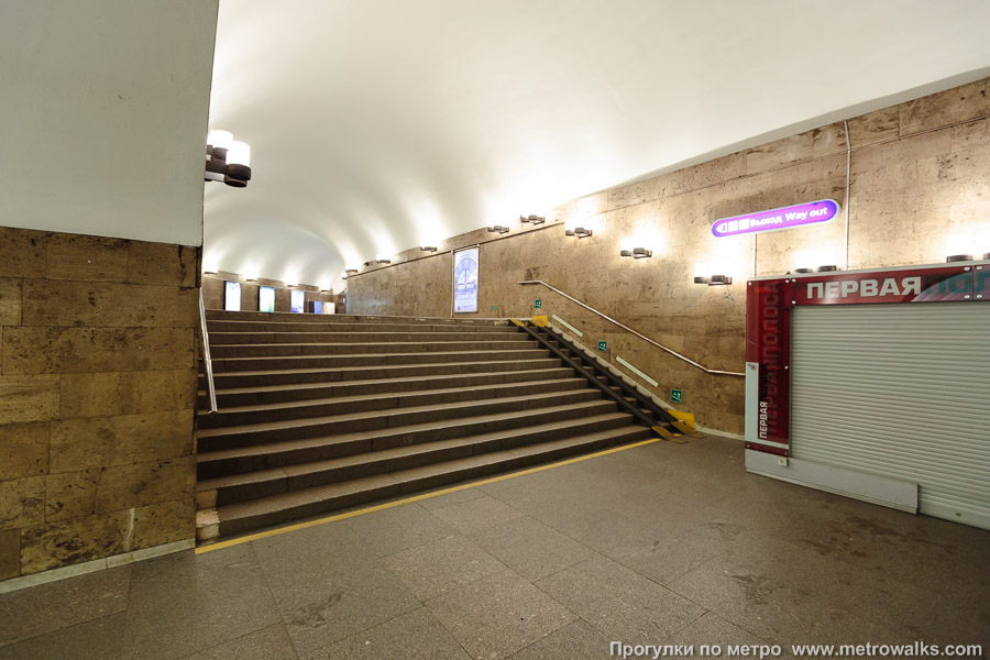 Станция Выборгская (Кировско-Выборгская линия, Санкт-Петербург). Выход в город, лестница из центрального зала станции в переходный коридор к эскалаторам.