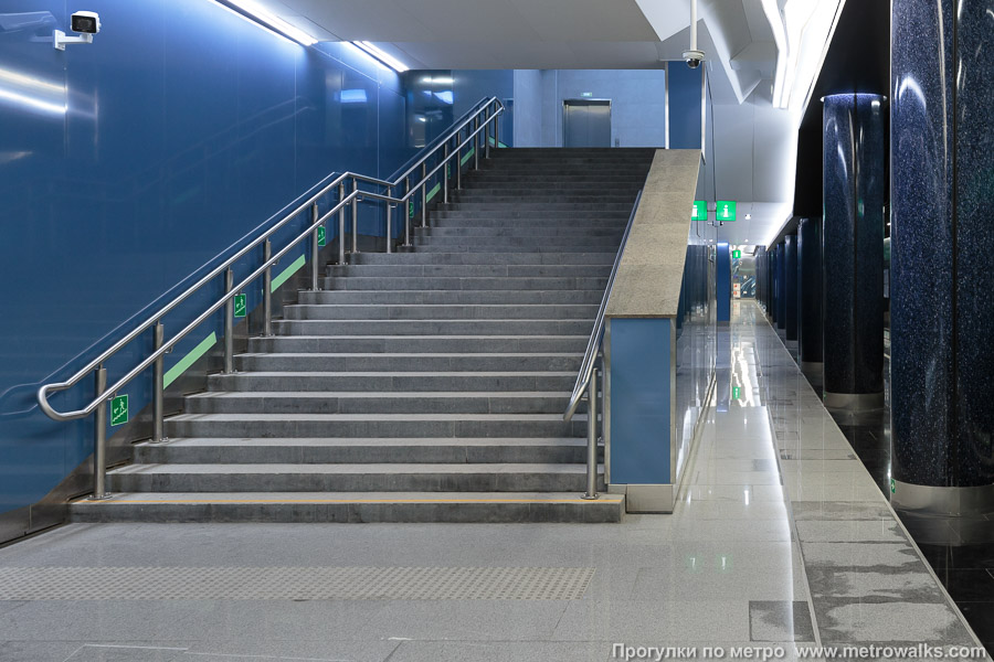 Станция Зенит (Невско-Василеостровская линия, Санкт-Петербург). Дополнительный выход по лестнице. На заднем плане — лифт.
