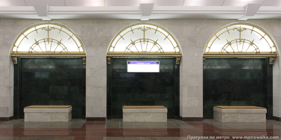 Станция Звенигородская (Фрунзенско-Приморская линия, Санкт-Петербург). Центральный зал, вид поперёк — стеновые вставки между колоннами.