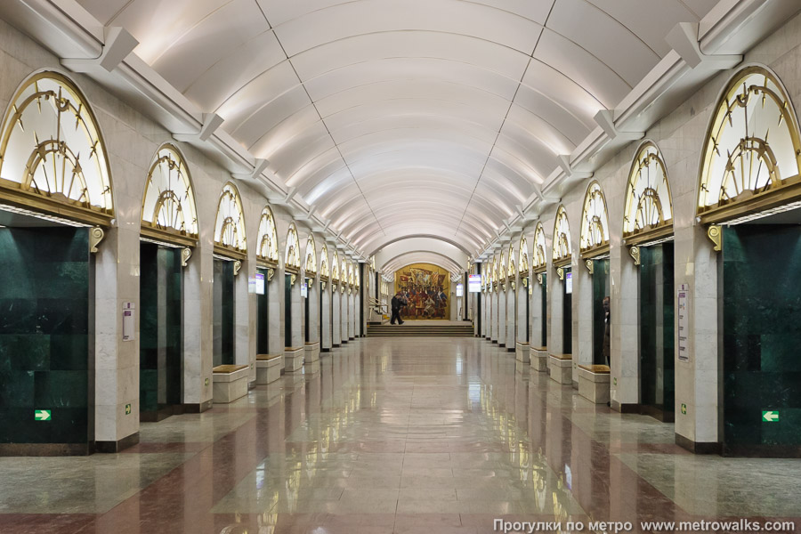 Станция Звенигородская (Фрунзенско-Приморская линия, Санкт-Петербург). Центральный зал станции, вид вдоль от входа в сторону глухого торца.