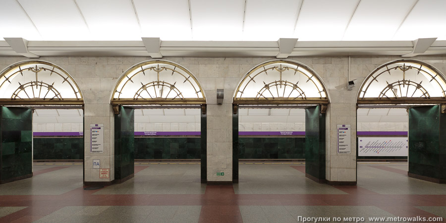 Станция Звенигородская (Фрунзенско-Приморская линия, Санкт-Петербург). Поперечный вид, проходы между колоннами из центрального зала на платформу.