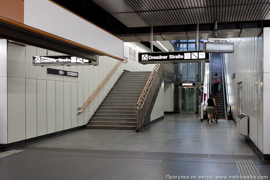 Станция Dresdner Straße [Дрезднер Штрассе] (U6, Вена). Выход в город, эскалаторы начинаются прямо с уровня платформы.