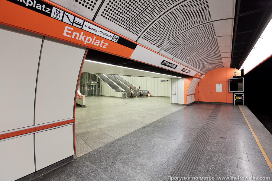 Станция Enkplatz [Энкплац] (U3, Вена). Дальняя часть бокового зала станции. Проход в аванзал с выходом город, через который можно пройти на противоположную платформу.