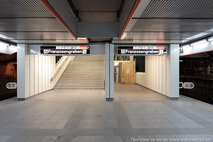 Станция Erdberg [Эрдберг] (U3, Вена). Выход в город осуществляется по лестнице.