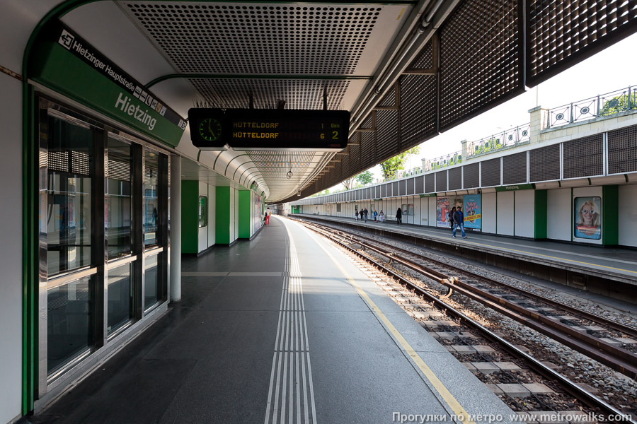Станция Hietzing [Хитцинг] (U4, Вена). Продольный вид вдоль края платформы.