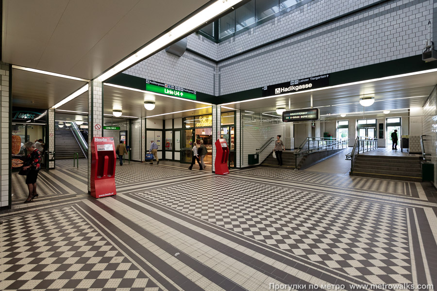 Станция Hütteldorf [Хюттэльдорф] (U4, Вена). Внутри вестибюля станции, общий вид.