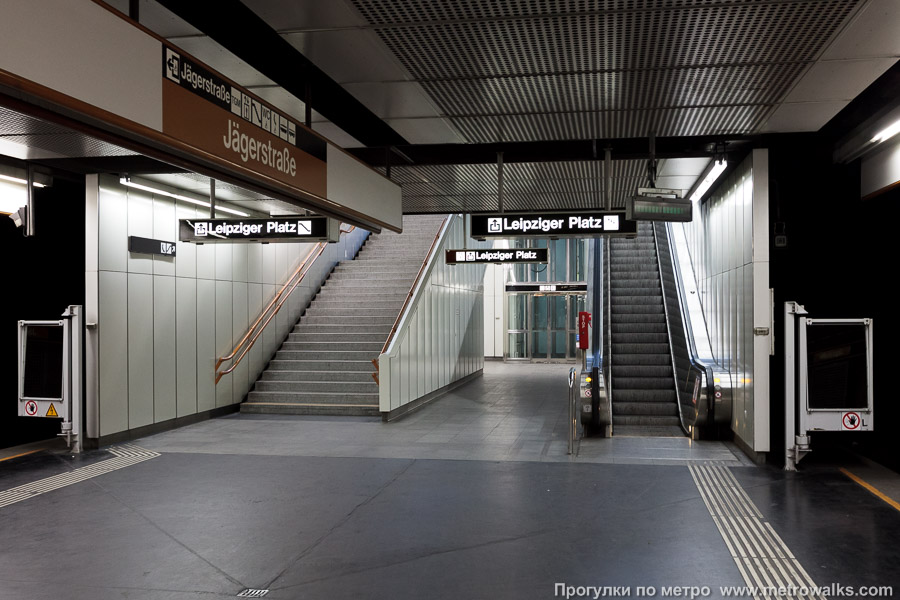Станция Jägerstraße [Йэгерштрассе] (U6, Вена). Выход в город, эскалаторы начинаются прямо с уровня платформы.
