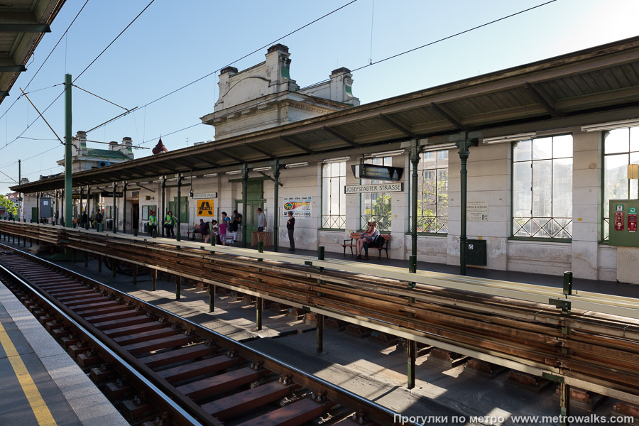 Станция Josefstädter Straße [Йозефштэдтер Штрассе] (U6, Вена). Вид по диагонали.