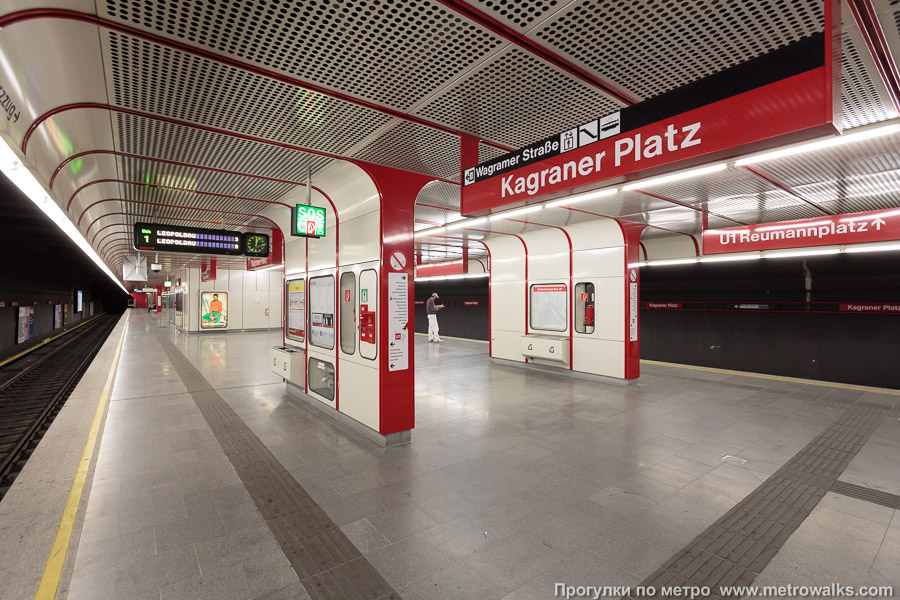 Станция Kagraner Platz [Кагранер Плац] (U1, Вена). Вид с края платформы по диагонали на противоположную сторону сквозь центральный зал.