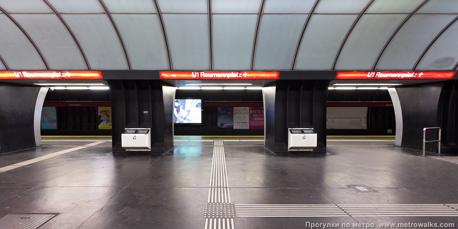 Станция Karlsplatz [Карлсплац] (U1, Вена). Поперечный вид, проходы между пилонами из центрального зала на платформу.