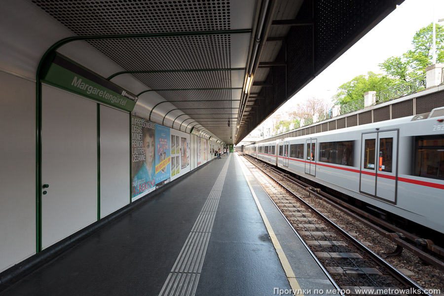 Станция Margaretengürtel [Маргаретенгюртель] (U4, Вена). Продольный вид вдоль края платформы. Для разнообразия — с поездом.