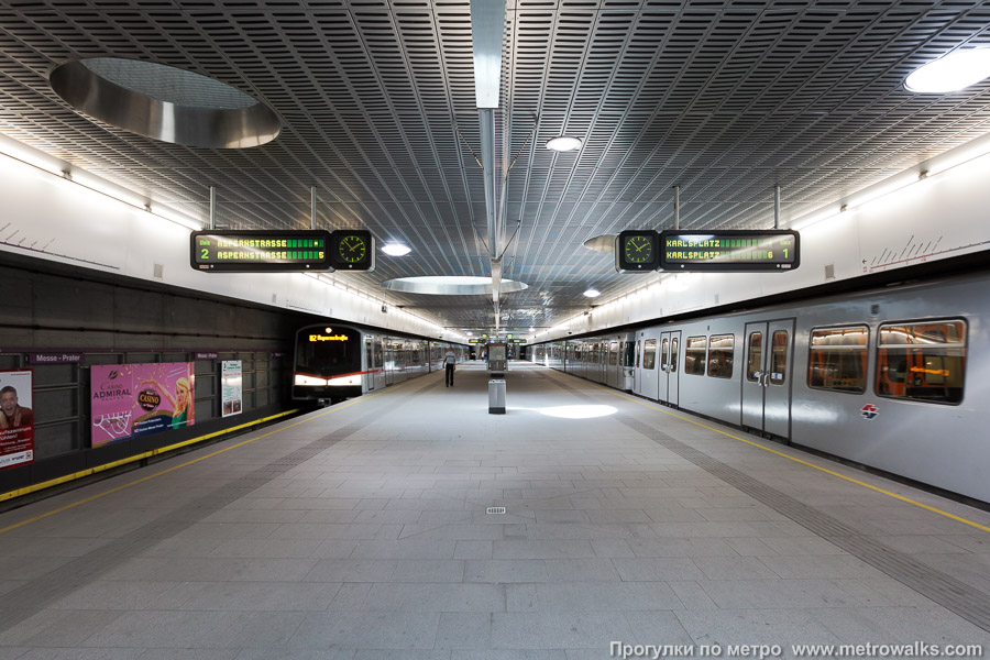 Станция Messe-Prater [Мессе-Пратер] (U2, Вена). Продольный вид по оси станции. Для пущей цветастости — с поездами.
