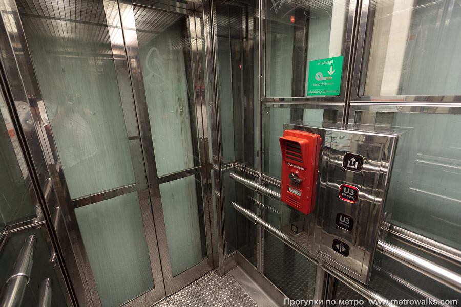 Станция Neubaugasse [Нойбаугассе] (U3, Вена). Внутри лифта. Лифт позволяет перемещаться между двумя ярусами станции, а также доставляет на выход.