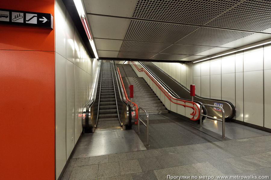 Станция Neubaugasse [Нойбаугассе] (U3, Вена). Выход в город, эскалаторы начинаются прямо с уровня платформы. Верхний ярус. На нижнем ярусе почти такие же эскалаторы, но более длинные.