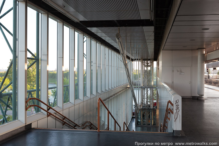 Станция Neue Donau [Нойе Донау] (U6, Вена). Выход в город осуществляется по лестнице. На заднем плане — лифт.
