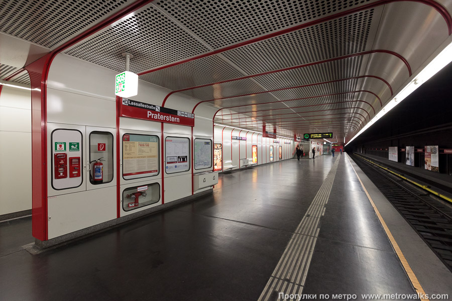 Станция Praterstern [Пратерштерн] (U1, Вена). Продольный вид. Поезда встречных направлений прибывают в отдельные залы, разделённые стеной.