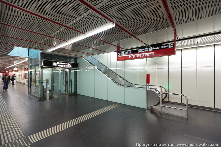 Станция Praterstern [Пратерштерн] (U1, Вена). В центре платформы расположен переход с эскалатором и лифтом на одноимённую станцию линии U2.