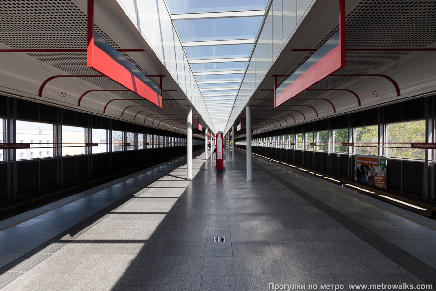 Станция Rennbahnweg [Реннбанвег] (U1, Вена). Продольный вид по оси станции.