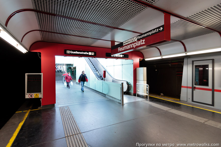 Станция Reumannplatz [Ройманнплац] (U1, Вена). Выход в город, эскалаторы начинаются прямо с уровня платформы. На заднем плане — лифт.