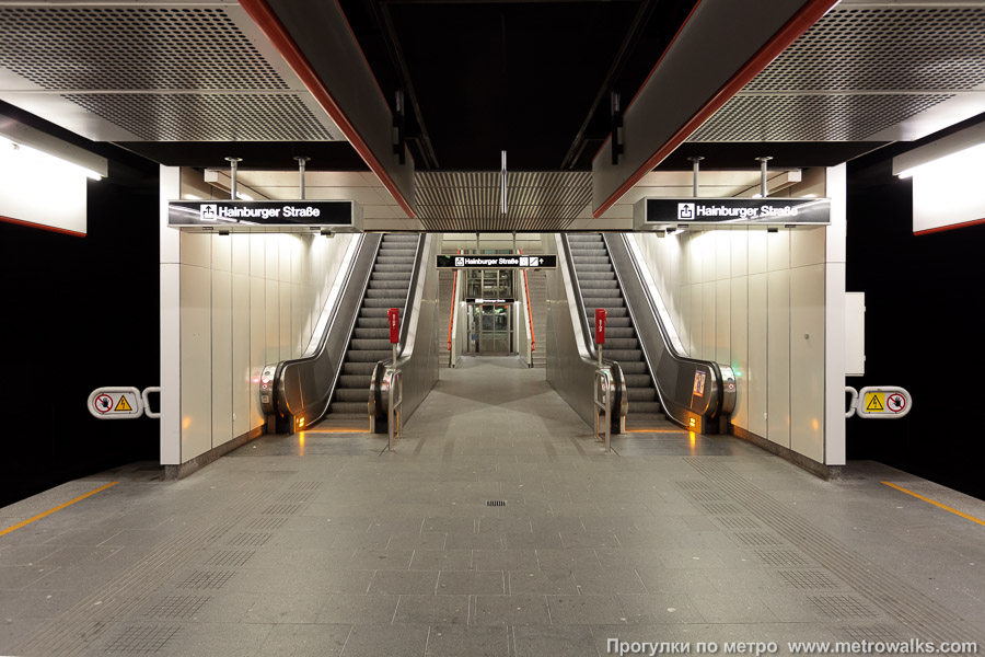 Станция Rochusgasse [Рохусгассе] (U3, Вена). Выход в город, эскалаторы начинаются прямо с уровня платформы. На заднем плане — лифт.