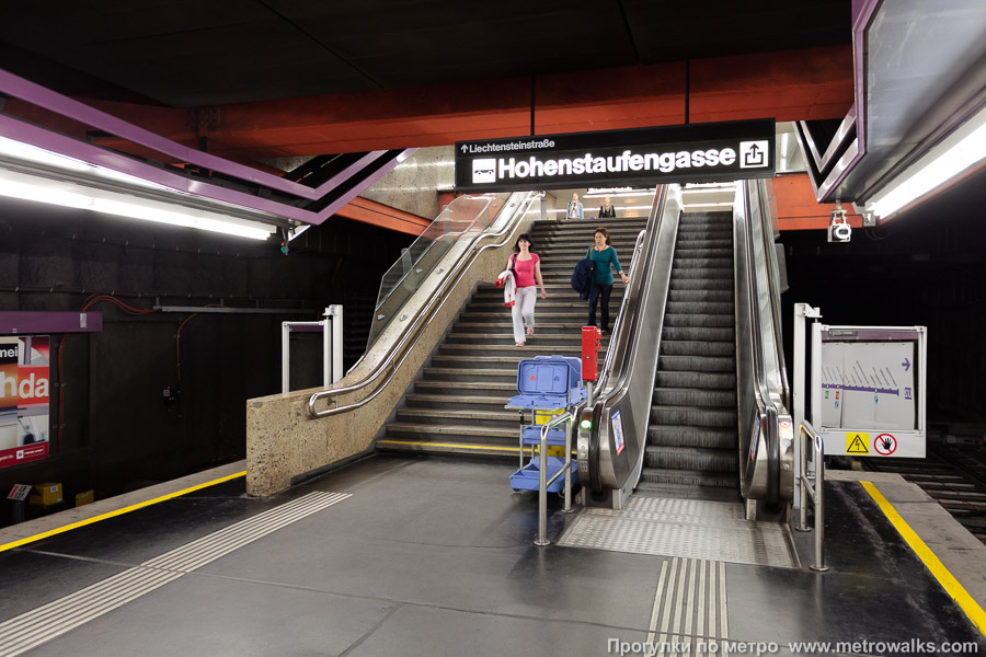 Станция Schottentor — Universität [Шоттентор] (U2, Вена). Выход в город, эскалаторы начинаются прямо с уровня платформы.