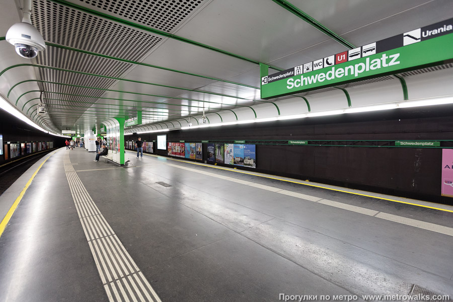 Станция Schwedenplatz [Шведенплац] (U4, Вена). Вид по диагонали. Станция находится в кривой.