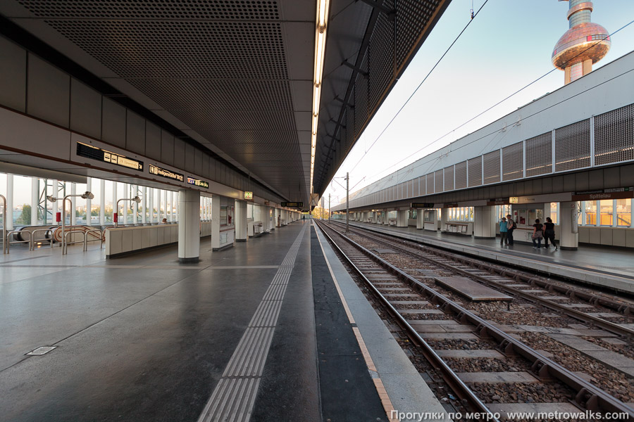 Станция Spittelau [Шпиттелау] (U6, Вена). Продольный вид вдоль края платформы.