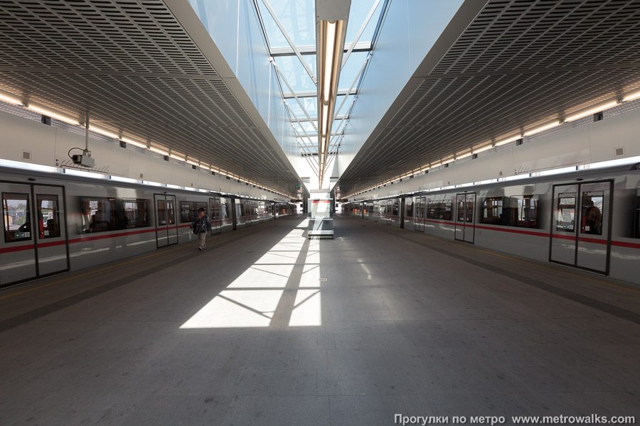 Станция Stadlau [Штадлау] (U2, Вена). Продольный вид по оси станции. Для пущей цветастости — с поездами.
