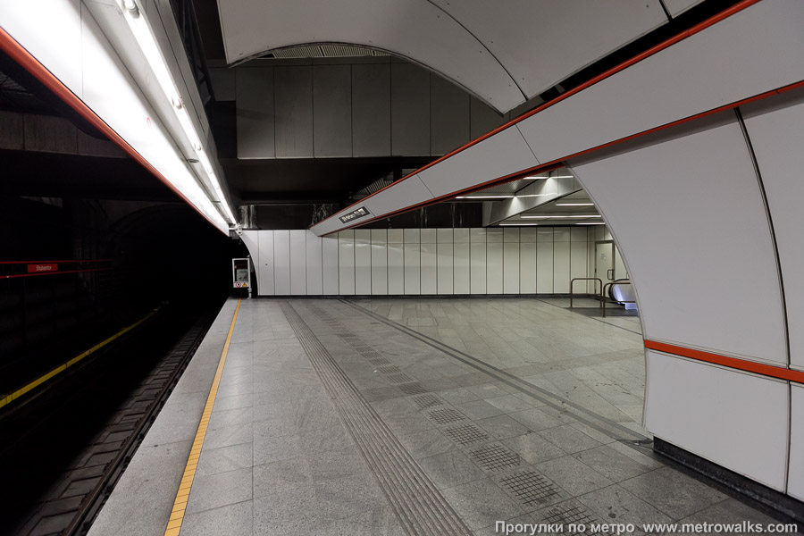 Станция Stubentor [Штубентор] (U3, Вена). Дальняя часть бокового зала станции. Справа — аванзал с эскалаторами на выход в город.