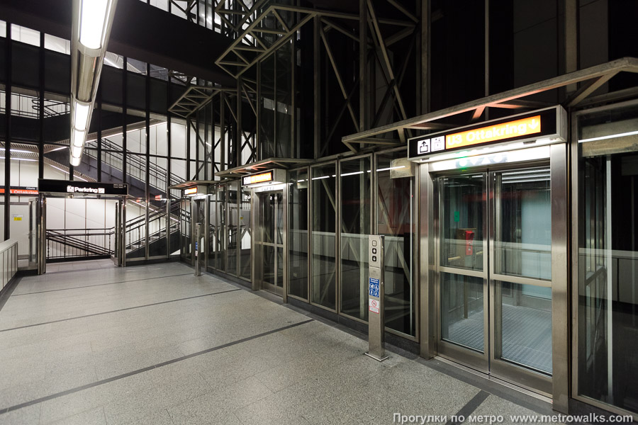 Станция Stubentor [Штубентор] (U3, Вена). Из второго аванзала станции можно подняться к выходу на лифтах или по лестнице.