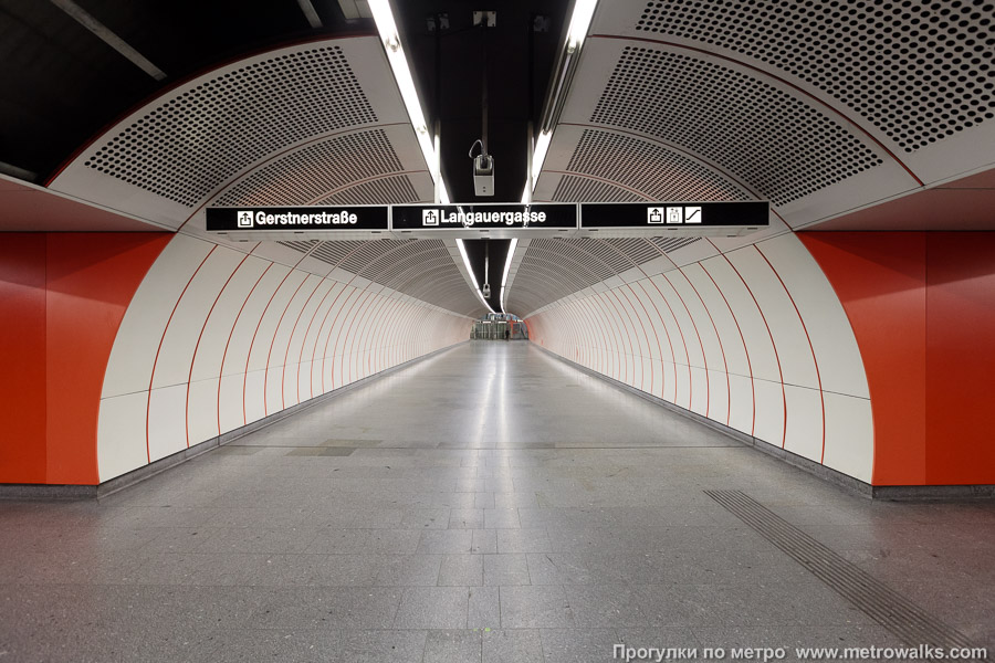 Станция Westbahnhof [Вестбанхоф] (U3, Вена). Переходный коридор к эскалаторам. И к самому глубокому лифту (высота подъёма составляет более 22 метров).