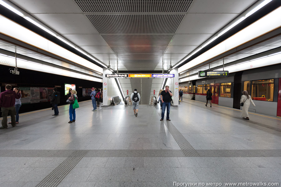 Станция Westbahnhof [Вестбанхоф] (U6, Вена). Напротив выхода в город — переход на более глубокую станцию линии U3.