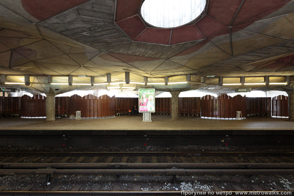 Фотография станции Alma [А́льма] (линия 1, Брюссель). Поперечный вид. Восточная часть станции.