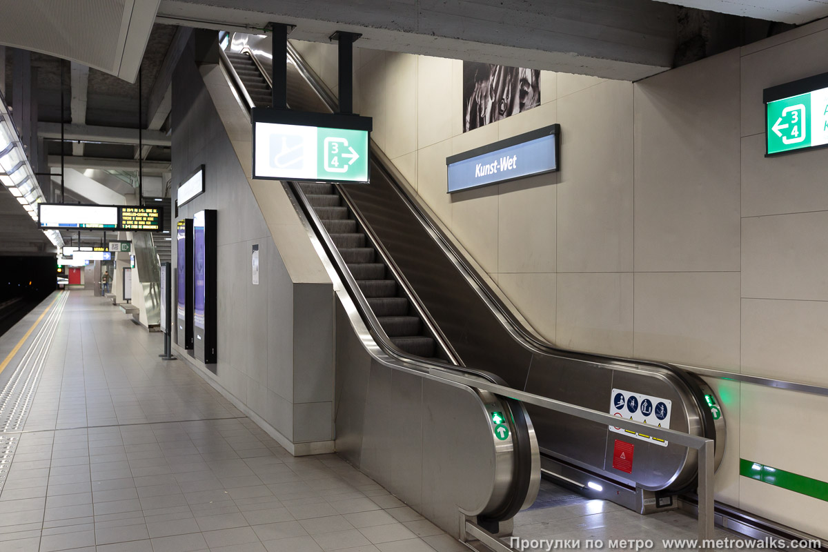 Фотография станции Arts-Loi / Kunst-Wet [Ар-Луа́ / Кюнст-Вет] (линия 1, Брюссель). Около перехода. В центре платформы — переход на одноимённую станцию линии 2 / 6.