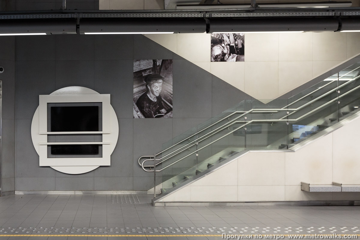 Фотография станции Arts-Loi / Kunst-Wet [Ар-Луа́ / Кюнст-Вет] (линия 1, Брюссель). Около перехода. По краям платформы — дополнительные лестницы перехода на линию 2 / 6.