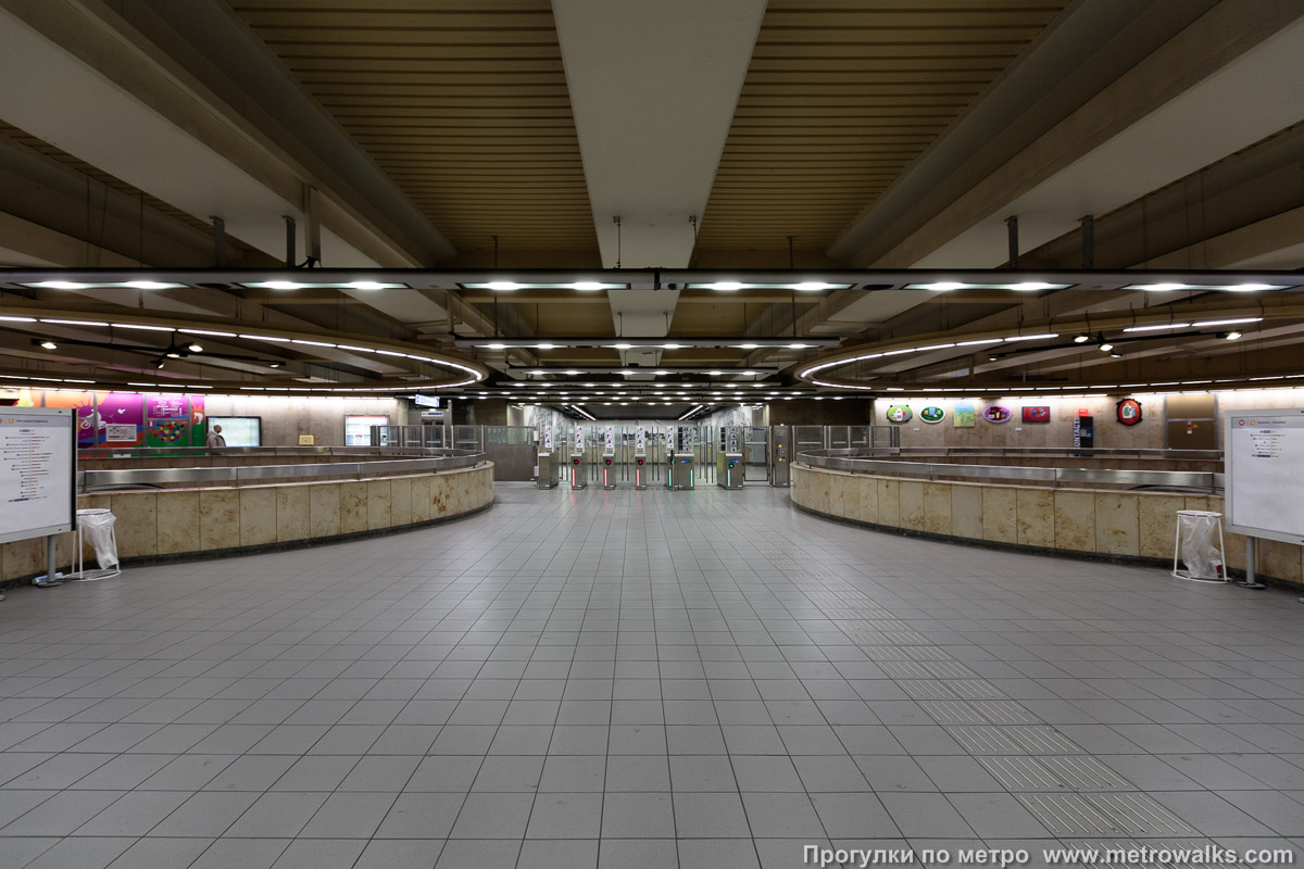 Фотография станции Aumale [Ома́ль] (линия 5, Брюссель). Внутри вестибюля станции, общий вид.