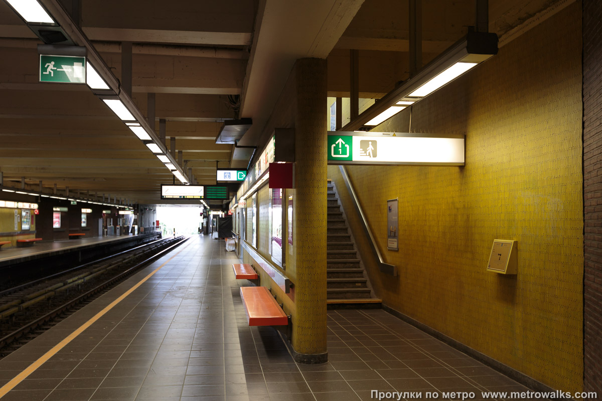 Фотография станции Beaulieu [Больё] (линия 5, Брюссель). Выход в город осуществляется по лестнице. Дополнительный выход по лестнице.