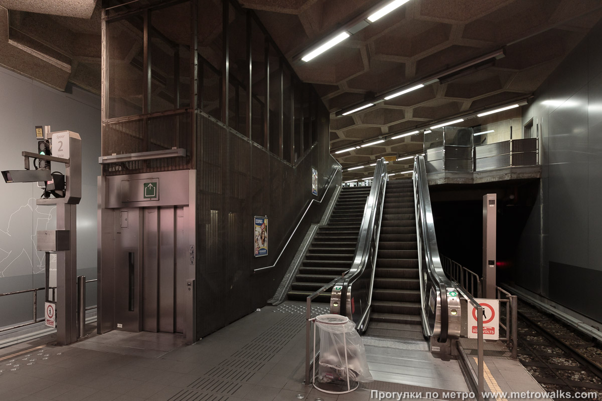 Фотография станции Belgica [Бе́лхика] (линия 2 / 6, Брюссель). Выход в город, эскалаторы начинаются прямо с уровня платформы.