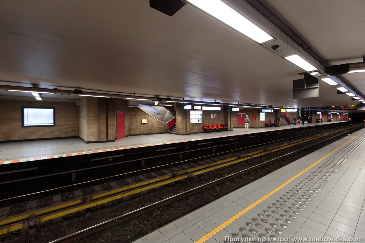 Фотография станции Bizet [Бизе́] (линия 5, Брюссель). Вид по диагонали.