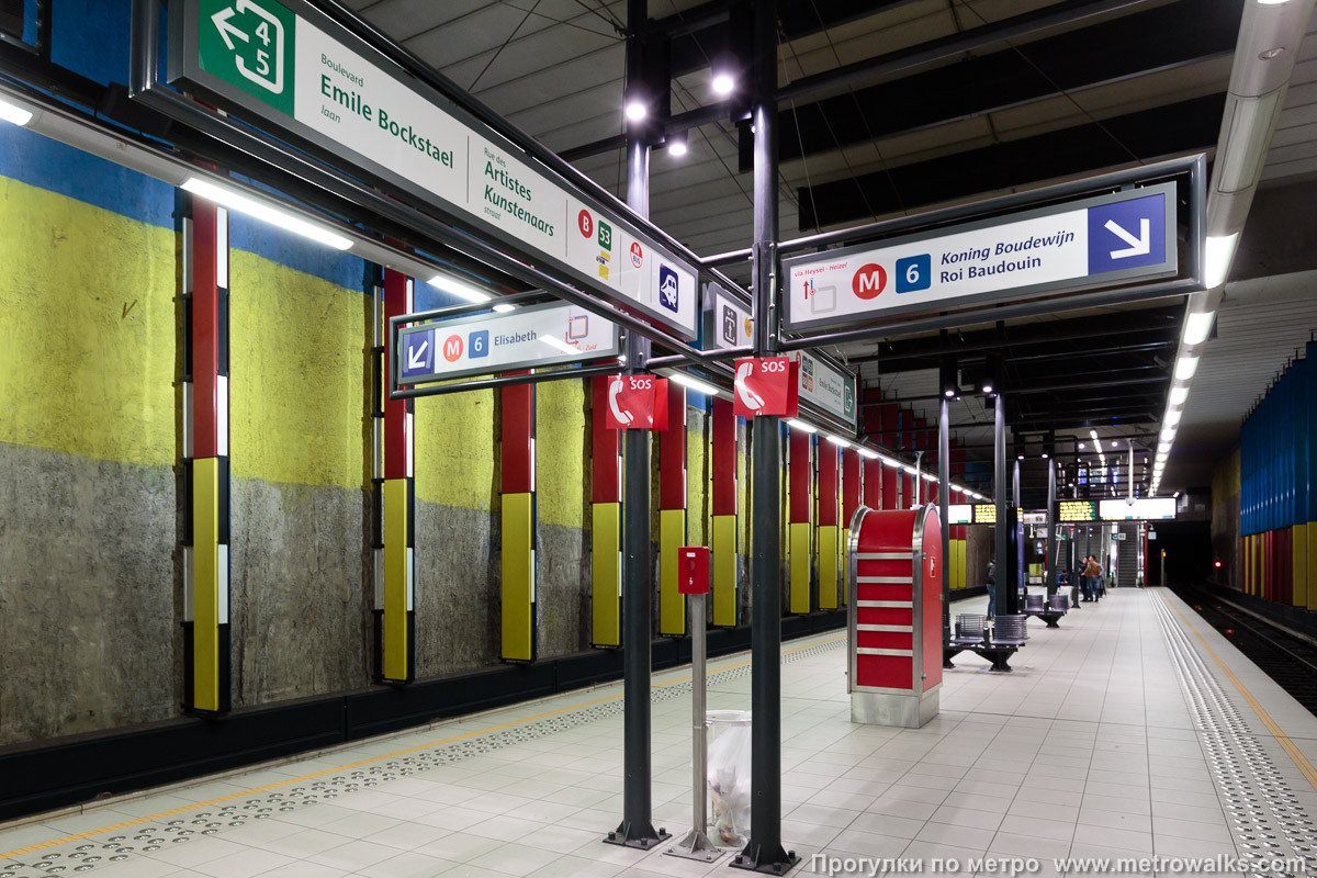Фотография станции Bockstael [Бо́кстал] (линия 2 / 6, Брюссель). Указатели на платформе.