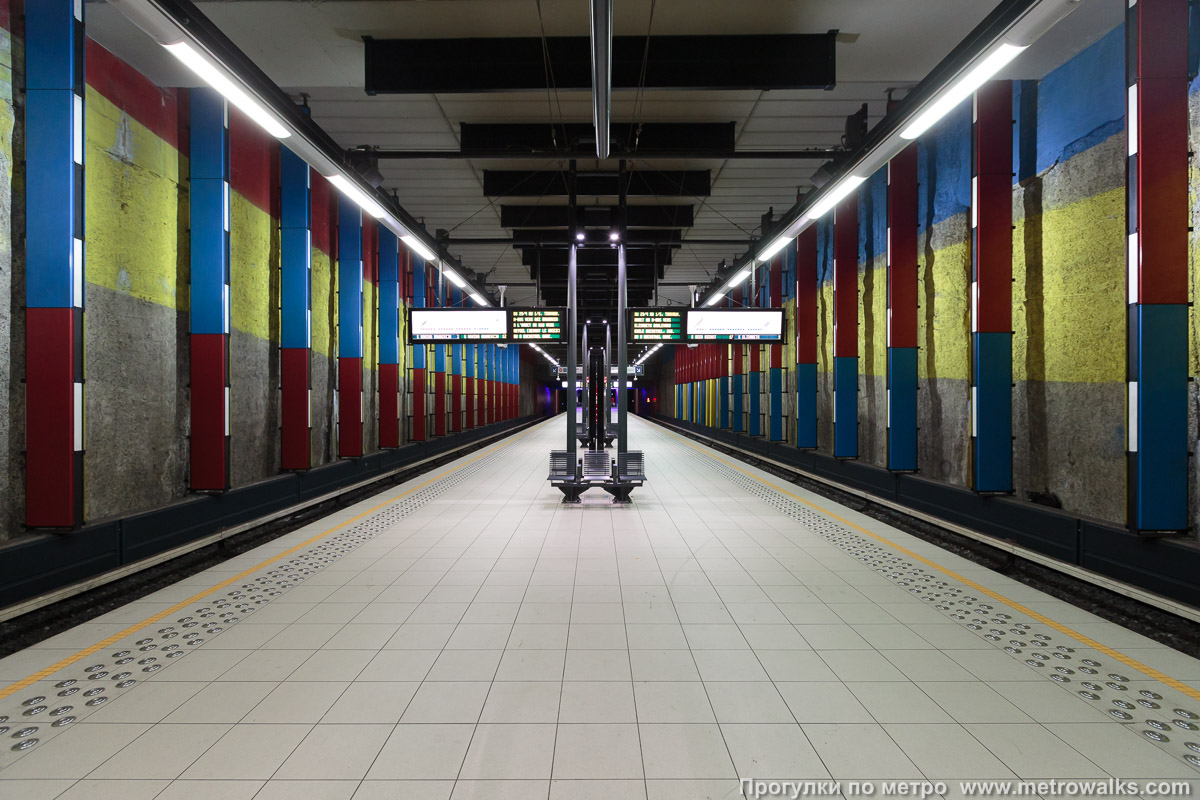 Фотография станции Bockstael [Бо́кстал] (линия 2 / 6, Брюссель). Продольный вид по оси станции.
