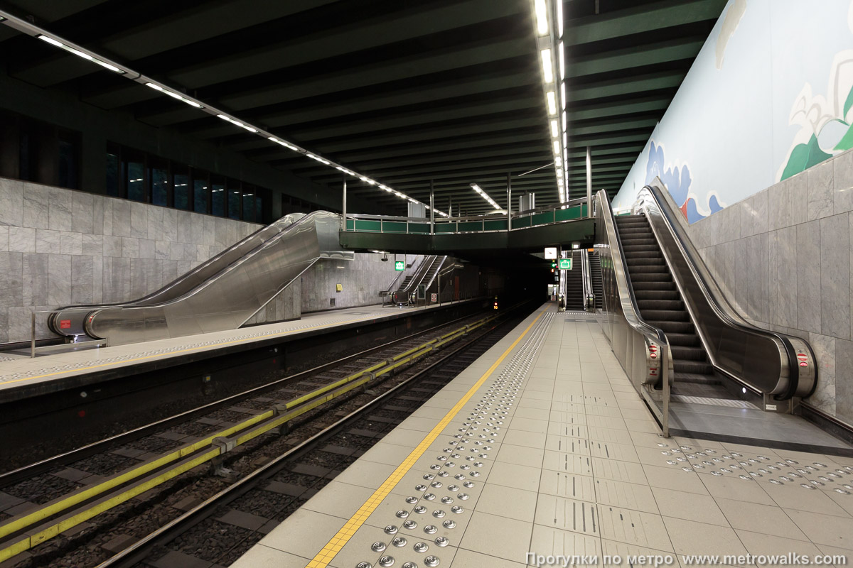 Фотография станции Jacques Brel [Жак Брель] (линия 5, Брюссель). Выход в город, эскалаторы начинаются прямо с уровня платформы.