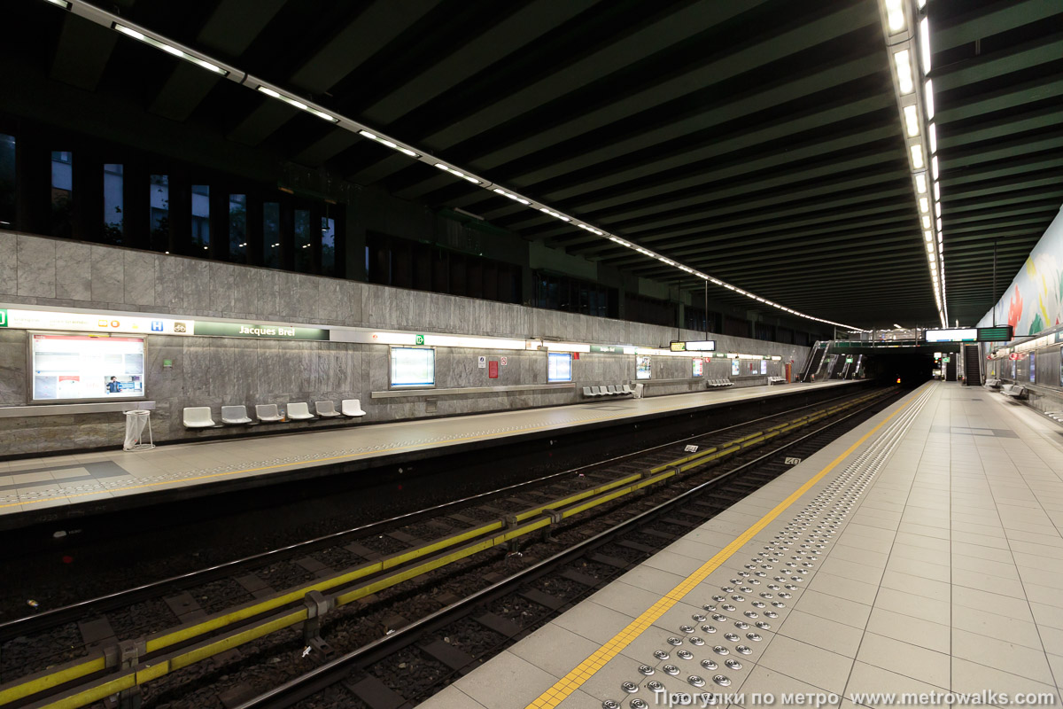 Фотография станции Jacques Brel [Жак Брель] (линия 5, Брюссель). Вид по диагонали.