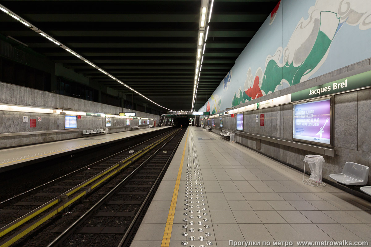 Фотография станции Jacques Brel [Жак Брель] (линия 5, Брюссель). Продольный вид вдоль края платформы.