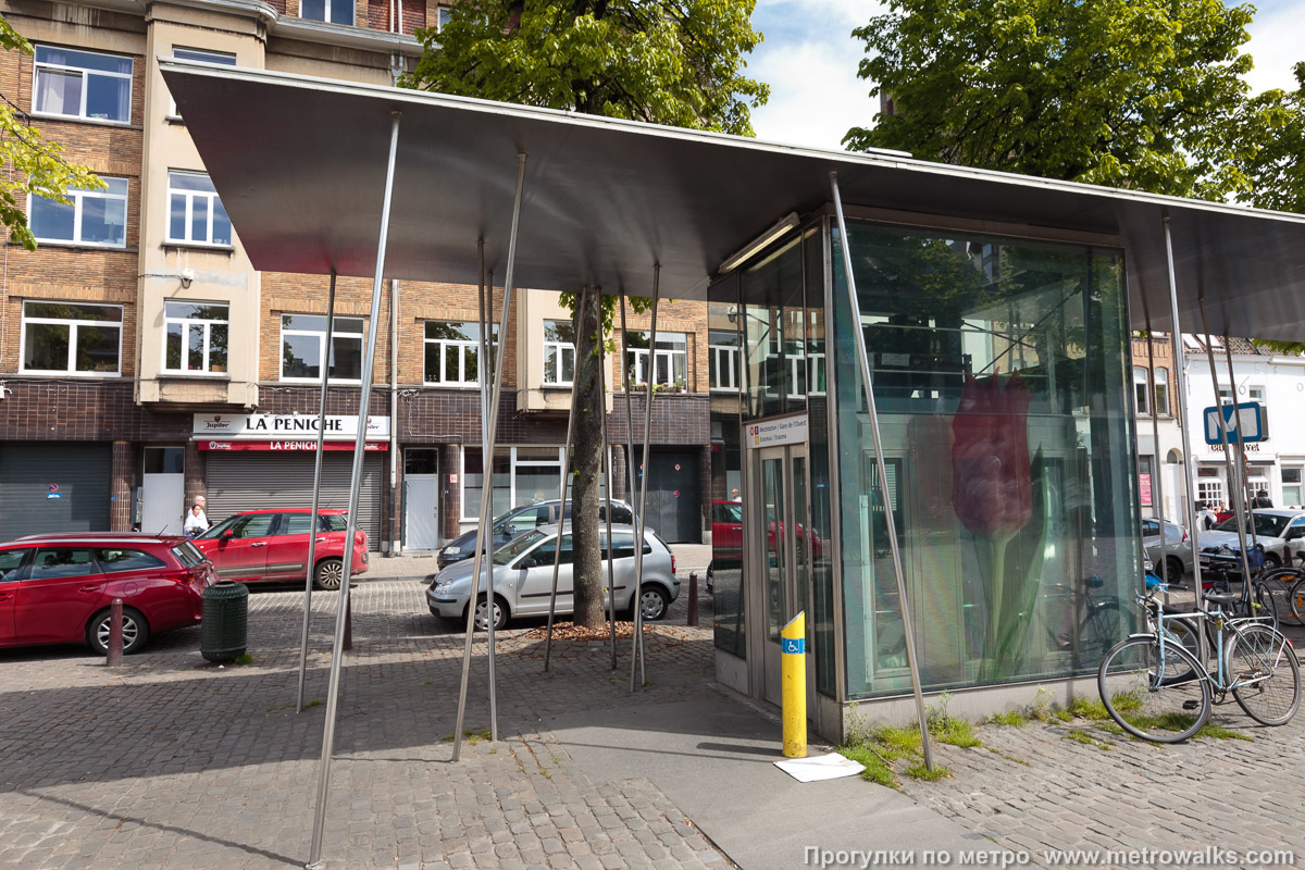 Фотография станции Sainte-Catherine / Sint-Katelijne [Са́нте-Катери́н / Синт-Кателе́йне] (линия 5, Брюссель). На станцию можно спуститься на лифте прямо с улицы.