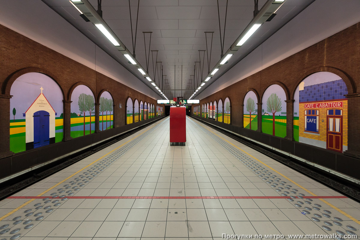 Фотография станции Clemenceau [Клемансо́] (линия 2 / 6, Брюссель). Продольный вид по оси станции.